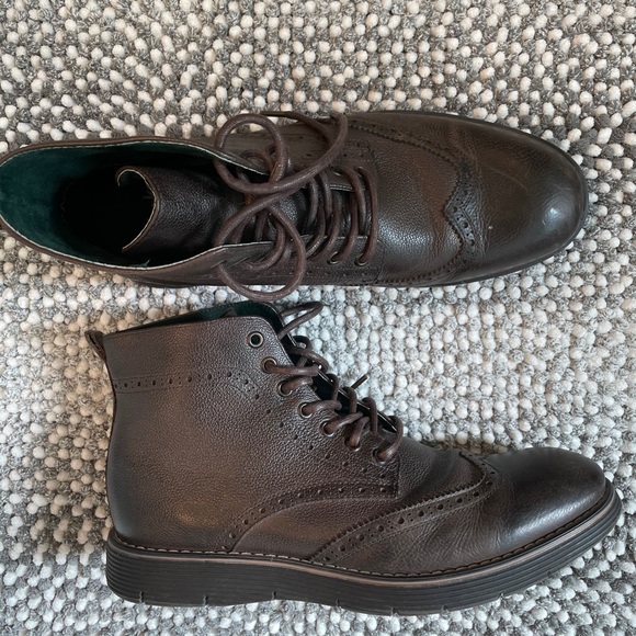 Beautiful new Clark’s Men’s boots size 9.5. - Picture 4 of 5